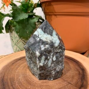 EMERALD CRYSTAL POINT FOR HEALING HEART CHAKRA